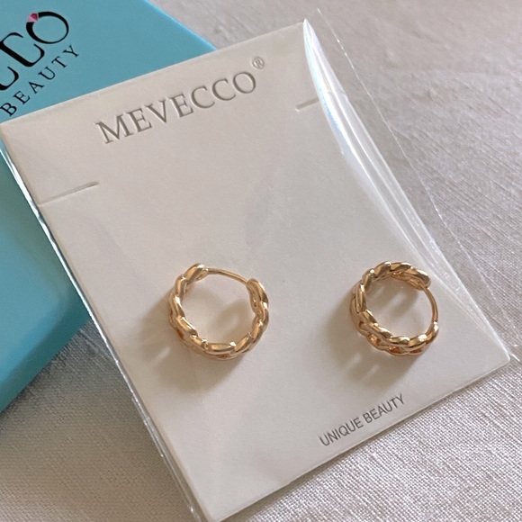 Mevecco | Gold Chainlink Hoop Huggies - Picture 5 of 6
